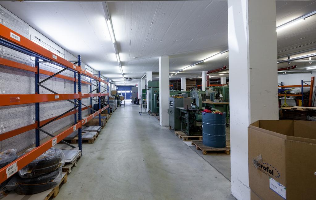 Im des Hochregallagers befinden sich weiterer Lagerplatz, eine Werkstatt mit üro, verschiedene kleine Lager sowie der Technikraum. Die Werkstatt kann ebenerdig über ein Sektionaltor erreicht werden.
