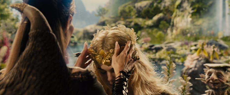 Nachdem der Fluch sich erfüllt hat, wird Aurora schließlich durch den Kuss Maleficent's wieder zu neuem Leben erweckt.