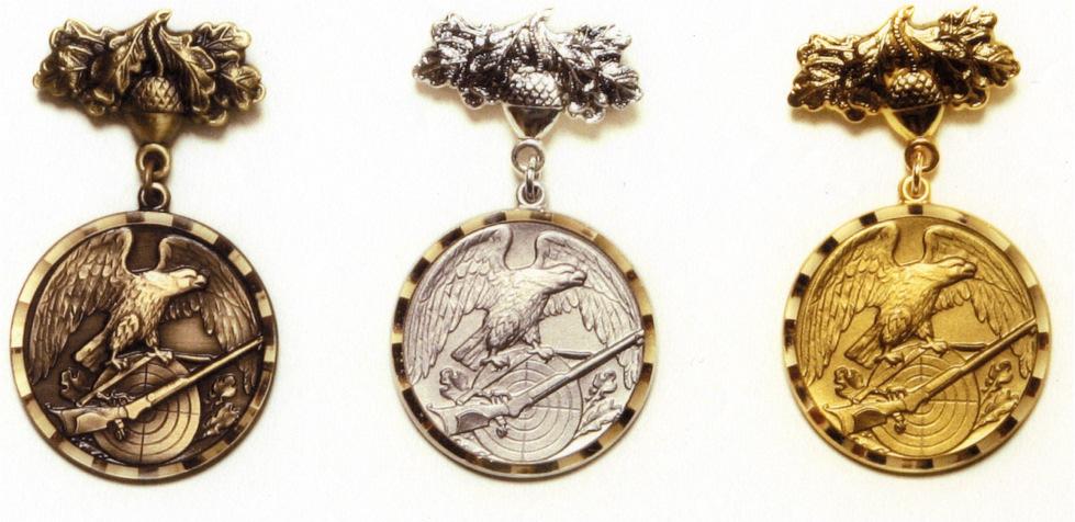 LützowAdler Das Abzeichen Lützow Adler wird in 3 Stufen am Bande in Bronze, Silber und Gold verliehen. Eine Bandschnalle mit Miniaturauflage ist gestattet.