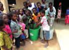 1 aufladbare LED-Taschenlampe für ein Schulkind in Madagaskar Ein kenianisches Bienenhaus 30 Vetiver-Pflanzen Dank diesem Geschenk können madagassische DorfbewohnerInnen eine Pflanze
