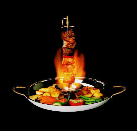 Einzigartig in Leukerbad Flambi-Spiess am Tisch flambiert Brochette flambée à table / unique in Leukerbad: Skewer flambé ein nicht alltägliches Gourmet Erlebnis: der Spiess wird in der Küche