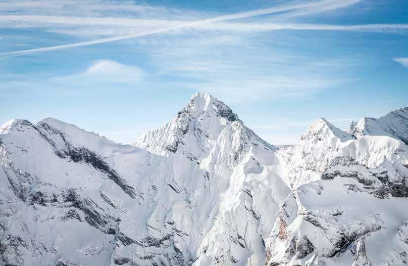 Das Schilthorn ist umzingelt von markanten Dreitausendern. Von links nach rechts reihen sich auf: Tschingelspitz (3.313 m), Gspaltenhorn (3.436 m) und Bütlasse (3.192 m).