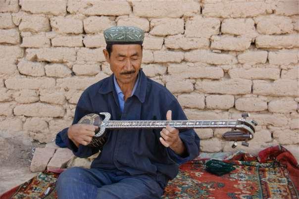 Unter anderem lernten wir einen uigurischern Musiker mit einer Rawap kennen, der uns alte Balladen (Mukam) vortrug.