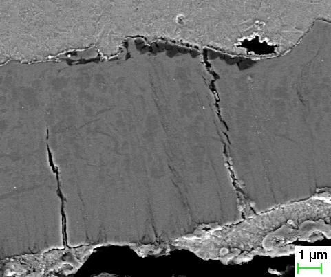 Titan im Querschliff ~ 8 µm 10 µm