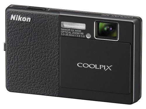 Die Nikon COOLPIX S1000pj ist voraussichtlich ab Mitte September 2009 zu einer unverbindlichen Preisempfehlung von 429,00 EUR in den Farben Aluminiumsilber und Mattschwarz im Handel erhältlich.