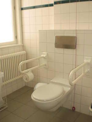 Waschbecken im WC für Menschen mit Behinderung im haus des Gastes () Toilette im WC für Menschen mit Behinderung im haus des