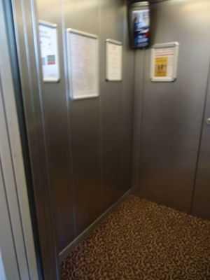 Aufzug im Hotel am Bewegungsfläche vor dem Aufzug Kabine des Aufzugs Bedientableau im Aufzug
