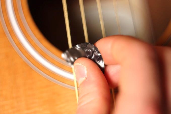 Den Daumen deiner linken Hand benötigst du nicht, da er lediglich die Aufgabe hat, den Gitarrenhals zu umfassen und für leichten Gegendruck zu sorgen.