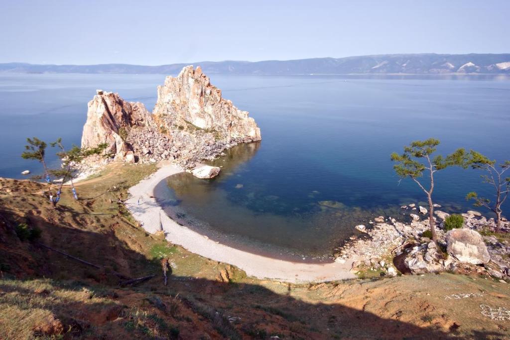 12 9. Tag: Nach dem Frühstück im Hotel Baikalskaja Riviera Transfer (Minivan, ca. 30 Min. Fahrzeit) zum Dorf Turka und von dort weiter mit dem Schnellboot (ca. 30 Min. Fahrzeit) zur Insel Olchon.