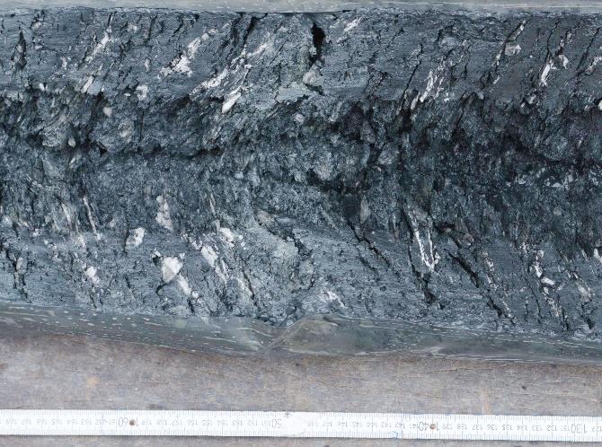 Abbildung 5: Kernabschnitt des Schwerelotes GeoB22606 zeigt die eiszeitlichen Seeablagerung, die durch Eisenreduktion und Ausfällung von Eisenmonosulfiden dunkel bis schwarz gefärbt sind.