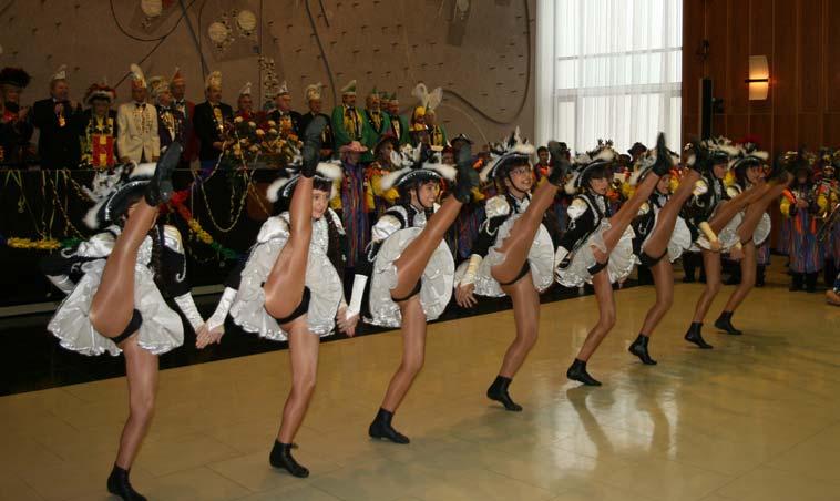 Neben vielen Tanzgarden und Mariechen hatte auch die Juniorengarde der STRA-BA-KA Die Dominos, die Möglichkeit vor dem närrischen