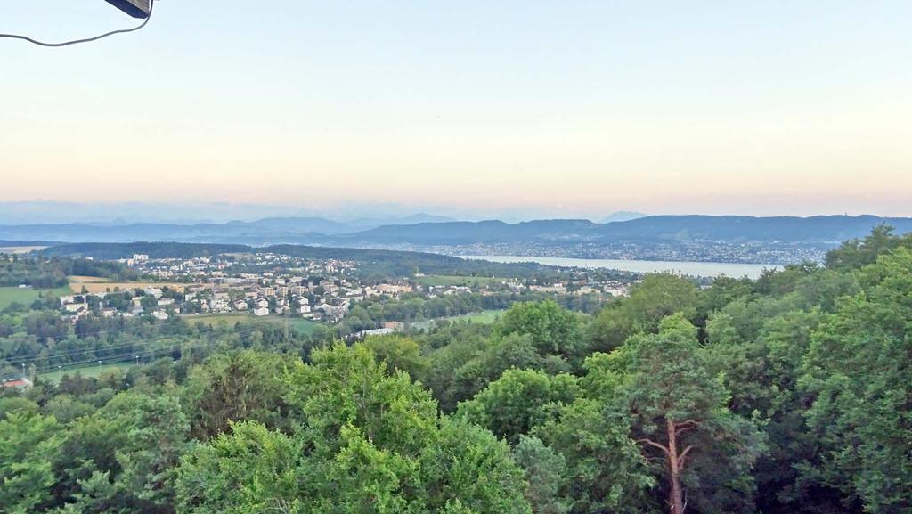 Aussicht vom Turm in Richtung Süd-West: Vorne Zürich-Witikon, hinter