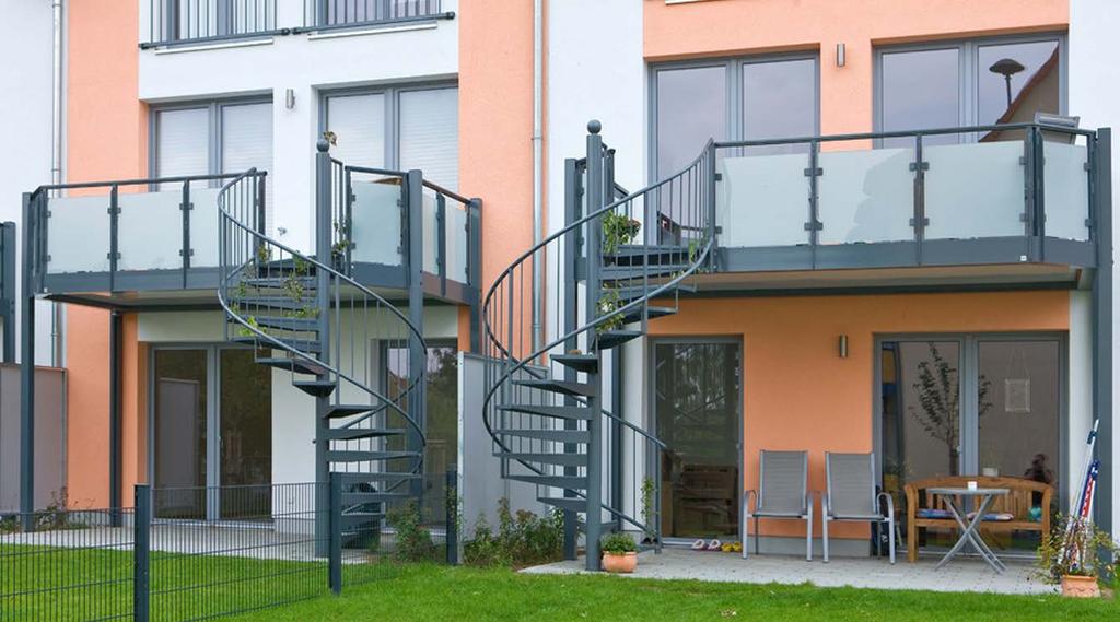 4-Stützen-Balkone Geländer: VSG-Glas / matt Aluminium-Treppe BV: