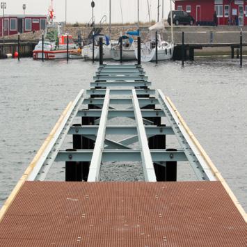 Diese positiven Eigenschaften kommen auch beim Bau neuer oder der Sanierung alter, maroder Steganlagen von Nord- bis Ostsee und in Binnengewässern zum Tragen.