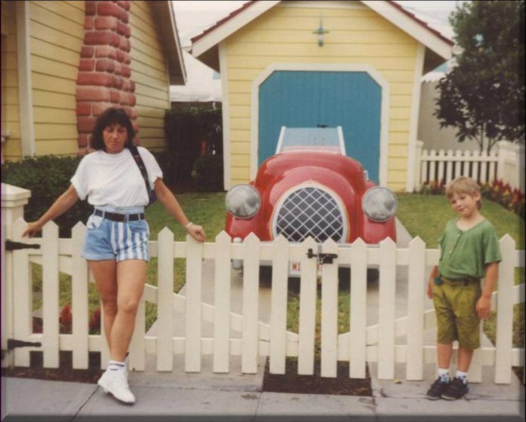 Auch wir haben uns begeistert für Mickeys Haus und für sein Auto. Ein Auto, das so lustig aussah, dass wir alle drei anfingen zu lachen, als wir es sahen.