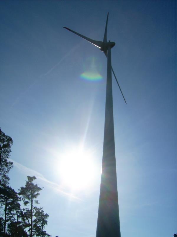 Genehmigungserfordernis Wer eine Windenergieanlage (WEA) mit einer Gesamthöhe von mehr als 50 Metern errichten und betreiben will, braucht