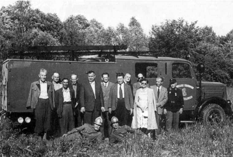 8 1954 Von der Berufsfeuerwehr Wien wird ein gebrauchtes Feuerwehrauto (BJ 1943) mit beachtlichen 400 Liter Tankinhalt