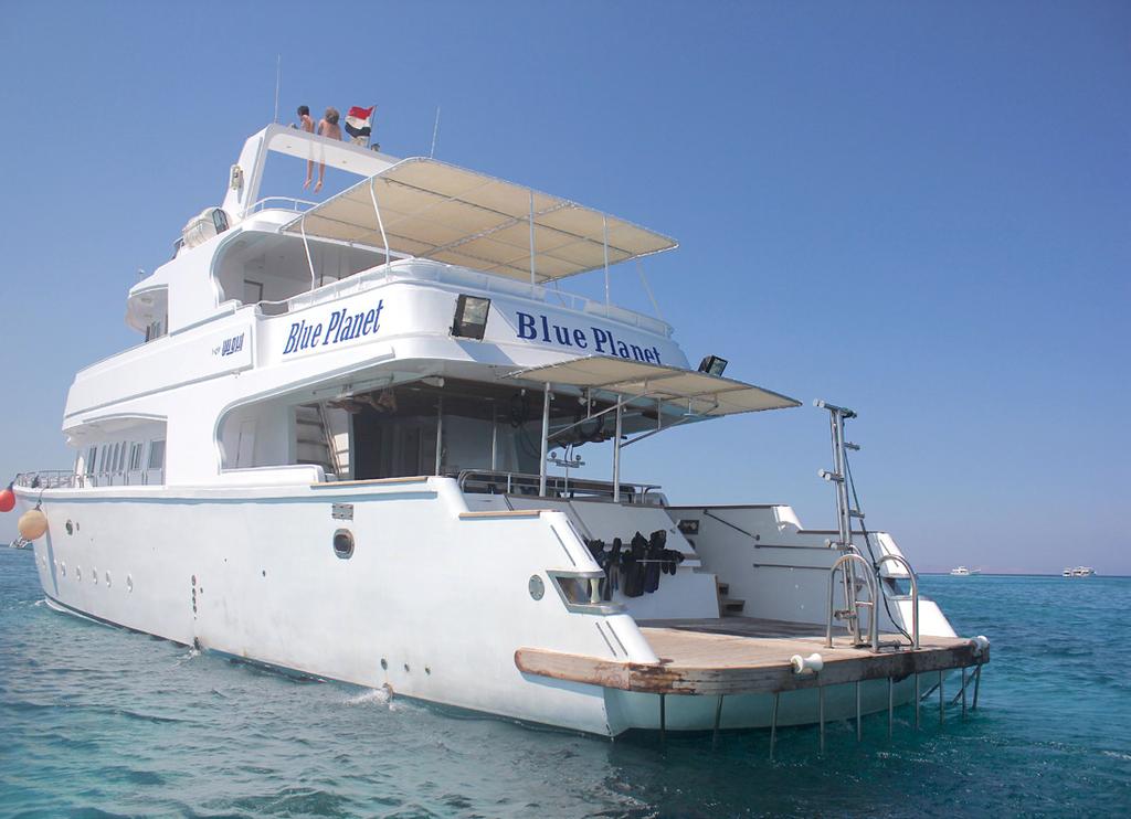 Das 1999 erbaute und im Juli 2013 komplett umgebaute Boot ist 27 Meter lang.