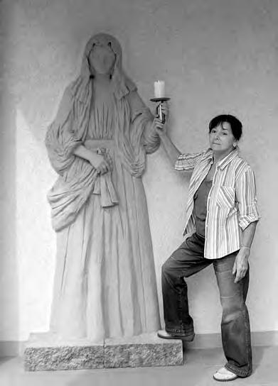 Renaissance-Plastik ziert Röblitzer Friedhofskapelle Erika Lincke schuf überlebensgroße Leuchterfigur Von der Größe ihrer neuesten Plastik ist Künstlerin Erika Lincke selbst noch überwältigt.