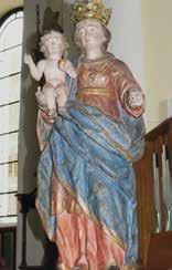 Die farbig gefasste hölzerne Madonna wird um 1600 datiert.