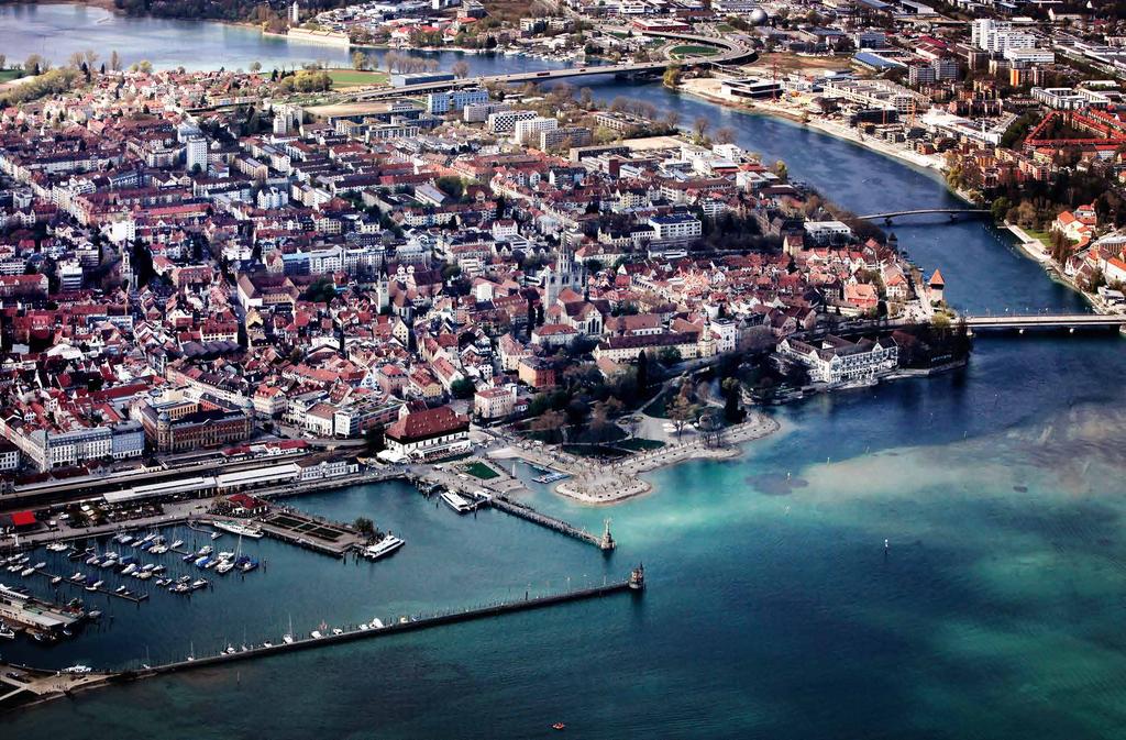 Blick über Konstanz mit seinem Hafen und der Alten Rheinbrücke, an der die offizielle