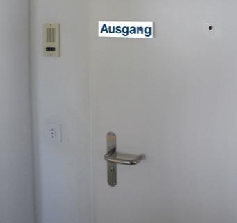 6. Türbeschriftung Ausgang Tür rechts neben weissen Schrank im Gang Tür unbekannte Masse 135 mm (Schrauben, Aussenkante zu Aussenkante, X-Achse) Neues
