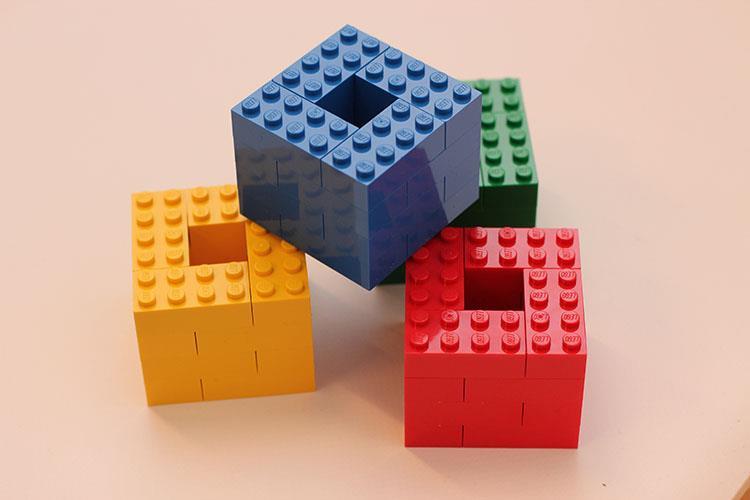 Kleine LEGO-Blöcke Große LEGO-Blöcke Diese LEGO-Blöcke sind im Vergleich zu den kleinen Blöcken nicht