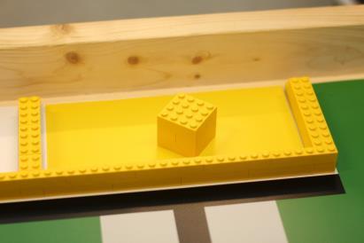 Der LEGO-Block ist in den Mülleimer abzulegen, welcher durch ein farbiges Plättchen (Mülltüte) gekennzeichnet ist.