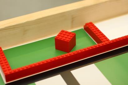 In Bezug auf die Größe des LEGO-Blocks, welcher in den Mülleimer gebracht werden muss, gibt es zwei mögliche Situationen, die volle Punktzahl bringen: Entspricht die Farbe des Rahmens des