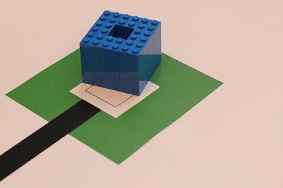 LEGO-Block vollständig im Müllbereich gleicher Farbe platziert. 3 Punkteverteilung LEGO-Block zwar vollständig in einem Bereich platziert, jedoch berührt der blaue Block den grünen Bereich.