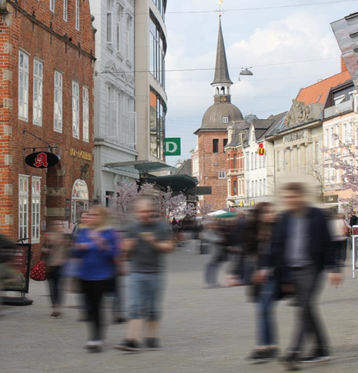 Die Oldenburger Innenstadt besticht neben ihrer Kompaktheit, durch das enge Nebeneinander von historischen Gebäuden und modernen Ladengeschäften, der Mischung aus namhaften Filialisten in den