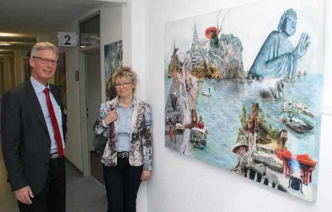 - 67-15. Ausstellungen im Finanzamt Bilder von Kerstin und Vivian Mittné Hidden Beauties war der Titel der Ausstellung. Die Künstlerin Kerstin Mittné lebt und malt in Nittel an der Mosel.