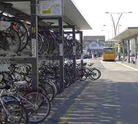 Fahrend zugängliche und mit Parkiersystemen ausgestattete Veloparkplätze sind insbesondere zu schaffen: - an Bahnhöfen und wichtigen Haltestellen - in Zentrumsbereichen im öffentlichen Raum - vor