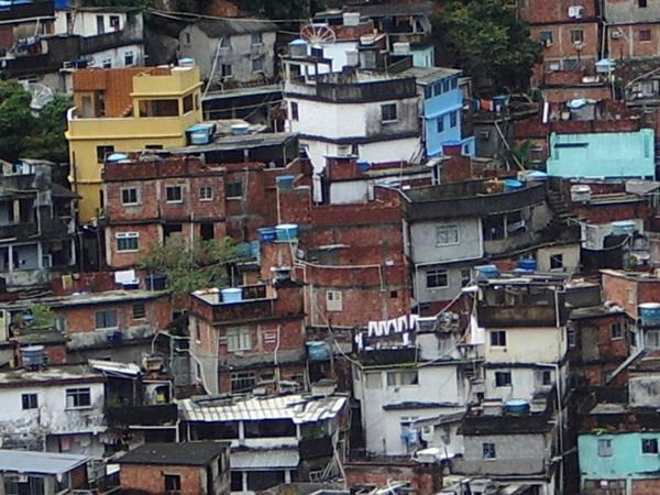 an energieeffizienten Kühlschränken in sozial benachteiligten Stadtvierteln (Favelas) Austausch alter Kühlschränke und fachgerechte Entsorgung durch Qualifizierung von Strukturen vor Ort (u.