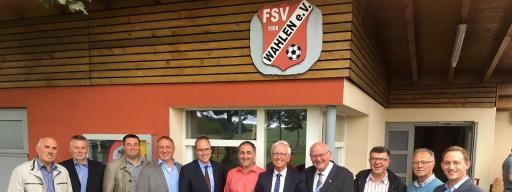 Zuwendungsbescheid für FSV Wahlen Kirtorf-Wahlen (). Der hessische Minister des Inneren und für Sport besuchte den FSV Wahlen, um dem 1.