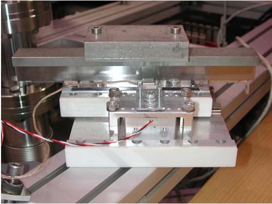 Umsetzung der Idee Grundgedanke > Schlitten durch parallel geführte Schienen mit einem Piezokristallmotor zu bewegen Foto vom kleinen Teststand Gewicht: 2,3 kg Encoder