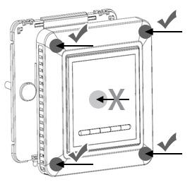 4. Befestigen Sie das Thermostat Unterteil sicher an einer Anschlussdose, indem Sie die Schrauben durch die Öffnungen an den Seiten des Thermostaten führen. 5.
