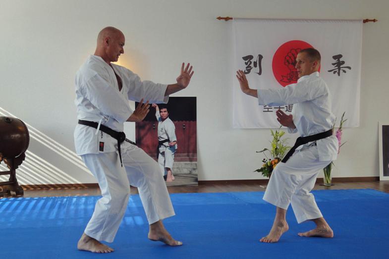Die beiden Elemente sind fest miteinander verbunden und geben dem Goju Kai Karate mit seinen runden und fließenden Bewegungen die Harmonie, welche