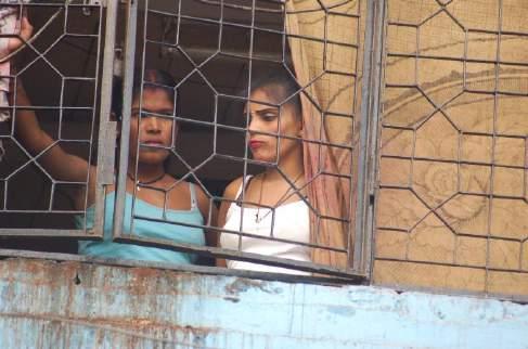 000 Mädchen und junge Frauen aus ihren Familie herausgerissen, nach Indien verschleppt und dort in Bordellen der Großstädte zur Prostitution gezwungen.