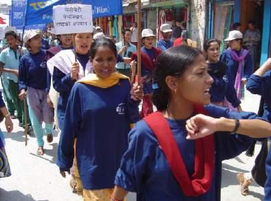 Maiti Nepal führt in abgelegenen Gebieten des Landes sowie in den Teppichfabriken und Armutsvierteln der nepalesischen Hauptstadt regelmäßige Aufklärungskampagnen durch, in denen die Bevölkerung