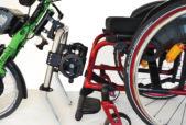 1 Zuggerät an den Rahmen ankoppeln - Anklemmanbindung Damit die Anbindung verwendet werden kann muss diese zuerst an den Rollstuhl