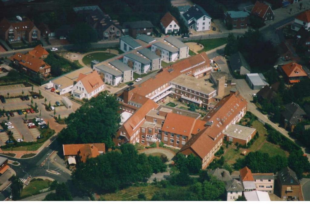 Einleitung Abbildung: Luftbildaufnahme Krankenhaus St. Anna-Stift Löningen Mit unserem zweiten strukturierten Qualitätsbericht nach 137 SGB V für das Jahr 2006 möchten wir das Krankenhaus St.