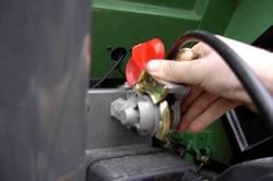 Befüllen Zum Anheben des Reifenluftdrucks schließen Sie den Kupplungskopf an den roten Vorratsanschluss der 2-Kreis- Bremsanlage Ihres Schleppers an (siehe Bild).