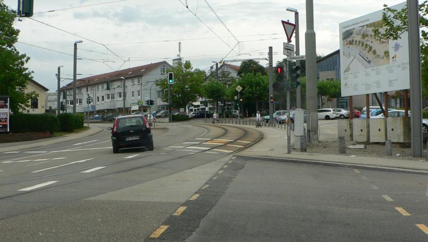17) gefährden Radfahrer in Richtung Ortsausgang. Im Abschnitt Marienstraße bis zur Rathausstraße wäre Platz für einen Rad-Gehweg (siehe Abb.