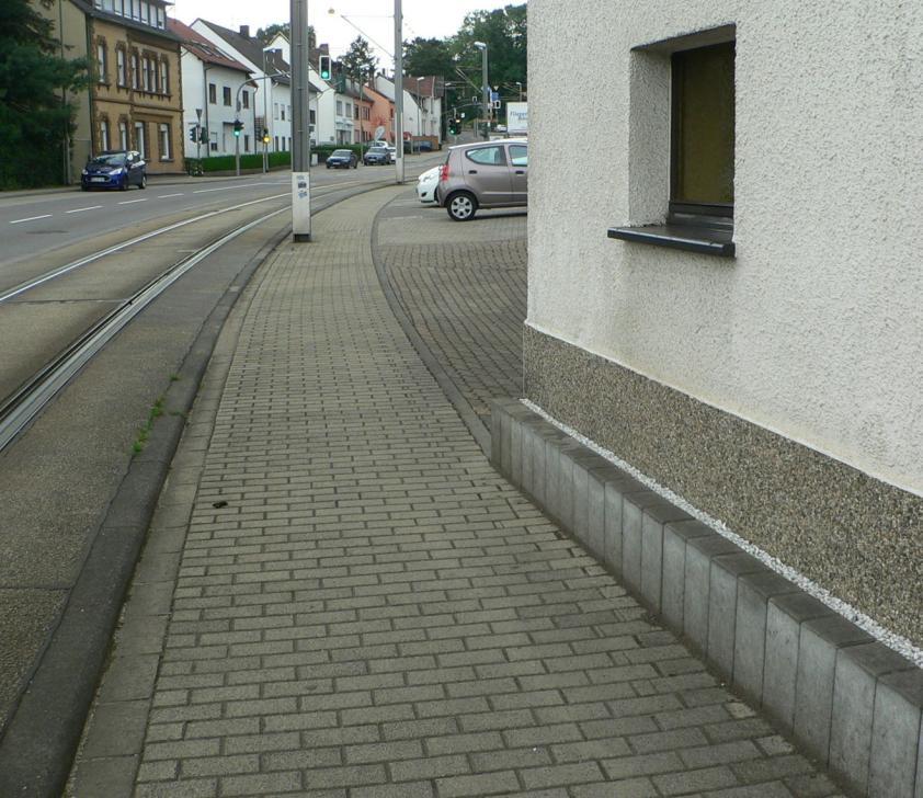 Auf halbem Weg zwischen am Kasberg und Beethovenstraße verengt sich die Gehwegbreite bei Haus Nr. 11b auf 1,40 Meter. Abb.