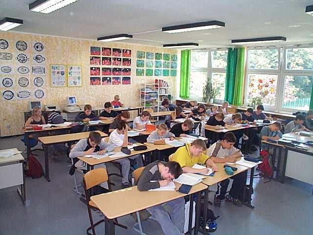 Unsere Schule Die Gesamtschule Dortmund-Brünninghausen nahm am 1.8.1988 im Gebäude des Aufbau-Gymnasiums, Klüsenerskamp 15, mit dem ersten 5. Jahrgang ihren Unterrichtsbetrieb als 7.