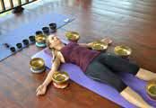 13:30 Mittagessen 14:00 Ausflug zu Wasserfall, Cafes, Temples oder Massage oder Alleinsein 16:30 Entspannendes Yoga (60 Minuten mit Thailändischen Lehrerin in Englisch) 17:30 Seminar mit THOMAS