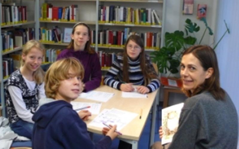 Innerhalb des Krimifestivals Tatort Ammersee kamen zwei 8. Klassen der Realschule Herrsching zu einer Lesung mit dem Autor und Schauspieler Christoph Wortberg in die Bücherei.