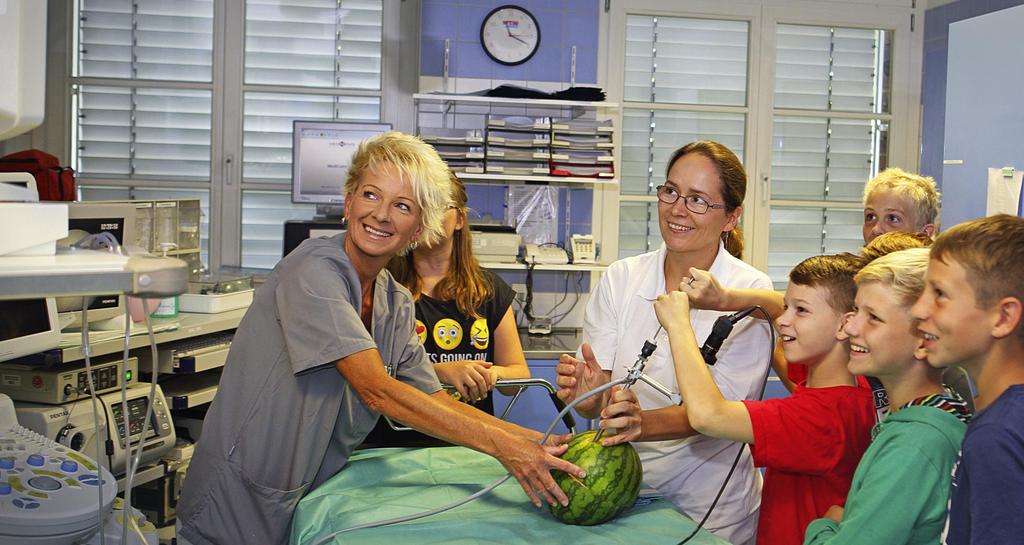 Schüler»bronchoskopieren«eine Melone.