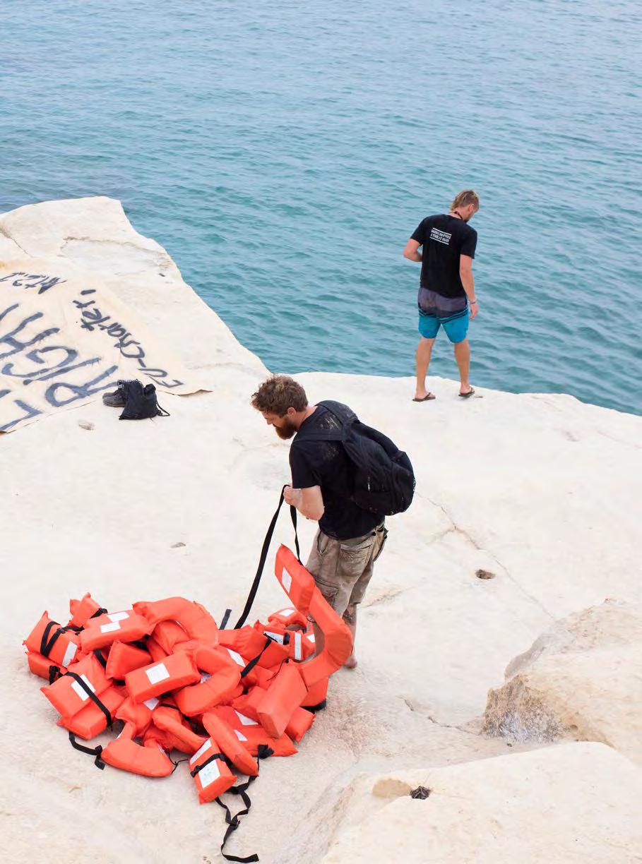 Aktivisten der Seenotrettung protestieren gegen die Festsetzung ihrer Schiffe in Malta.